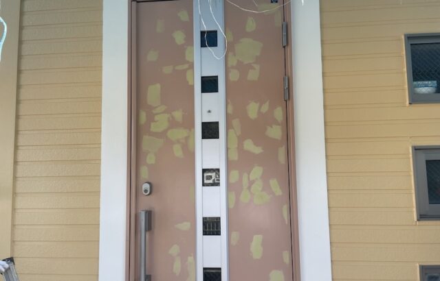 神奈川県鎌倉市　F様邸　屋根塗装・外壁塗装工事　付帯部　玄関枠の塗装と玄関扉のパテ処理