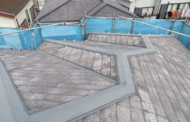 神奈川県横須賀市　M様邸　屋根塗装・外壁塗装工事　屋根 棟板金のケレン作業
