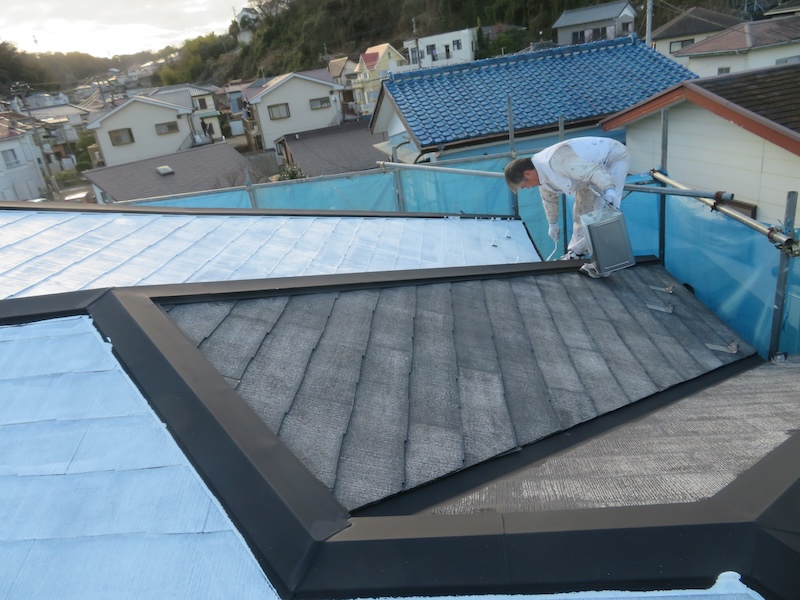 神奈川県横須賀市　M様邸　屋根塗装・外壁塗装工事　スレート屋根下塗り　エポキシシーラー塗布