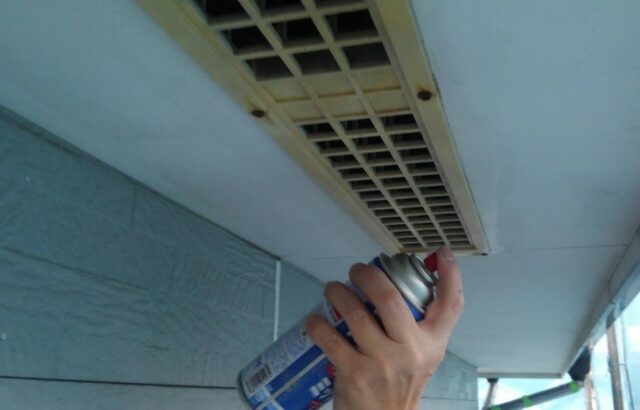 神奈川県横須賀市　M様邸　屋根塗装・外壁塗装工事　付帯部　破風板の上塗りと軒天換気の下塗り