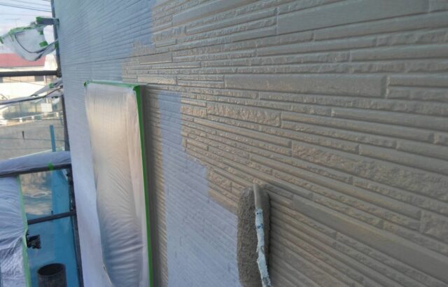 神奈川県横須賀市　M様邸　屋根塗装・外壁塗装工事　外壁の中塗り　アレスダイナミックTOP塗布