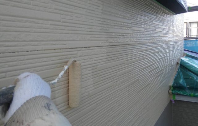 神奈川県横須賀市　M様邸　屋根塗装・外壁塗装工事　外壁の上塗り