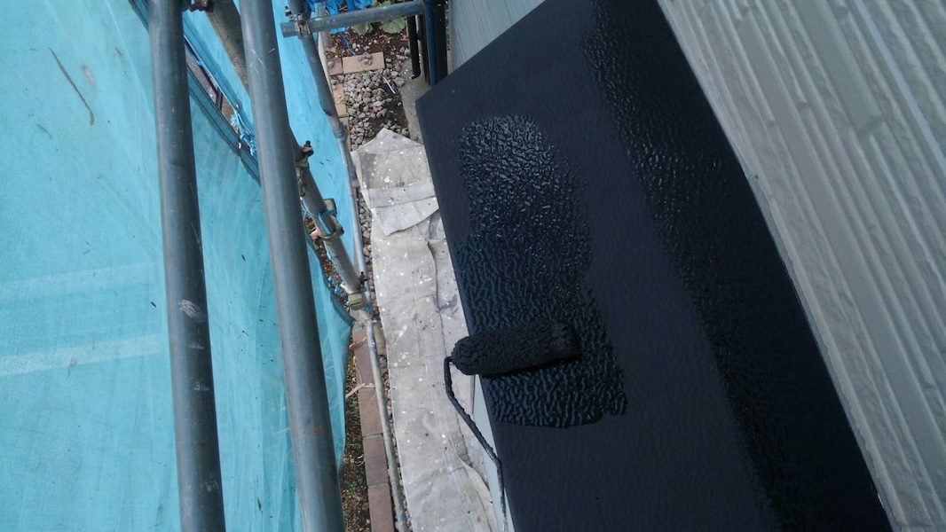 神奈川県横須賀市　M様邸　屋根塗装・外壁塗装工事　鉄部 出窓屋根のコーキング処理と塗装