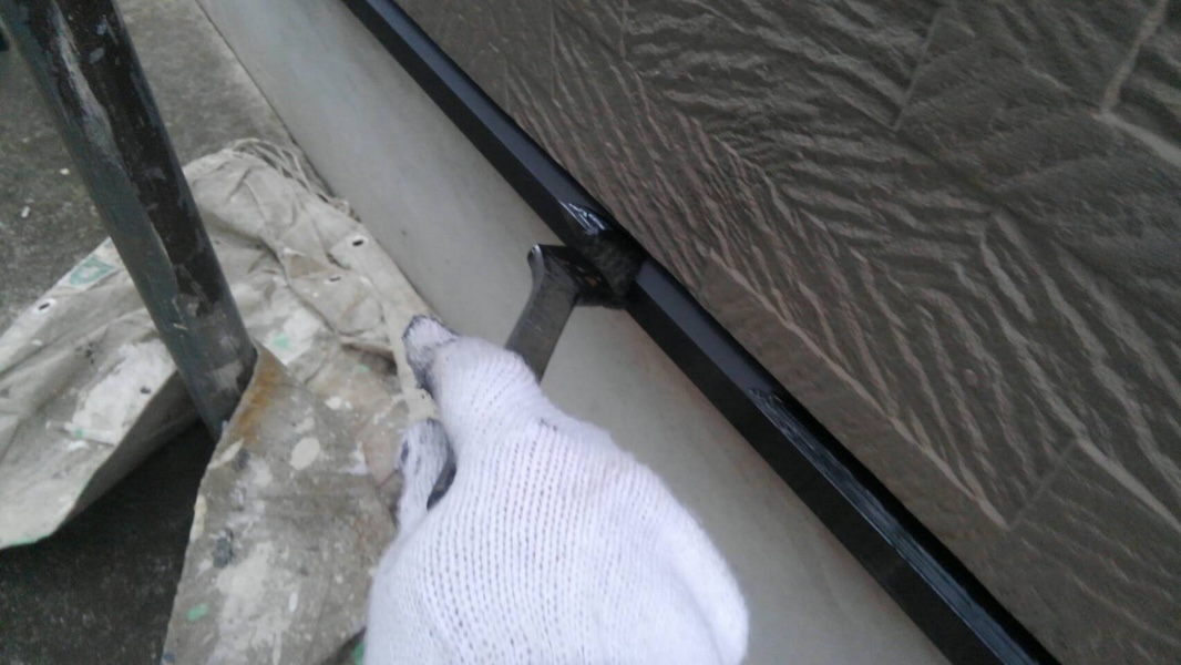 神奈川県横須賀市　M様邸　屋根塗装・外壁塗装工事　付帯部　土台水切りの塗装
