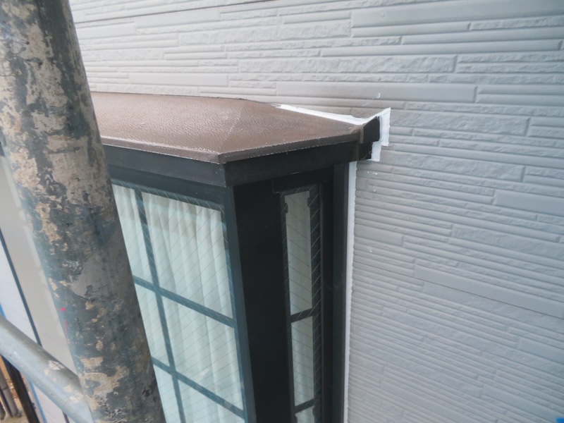 神奈川県横須賀市　M様邸　屋根塗装・外壁塗装工事　鉄部 出窓屋根のコーキング処理と塗装
