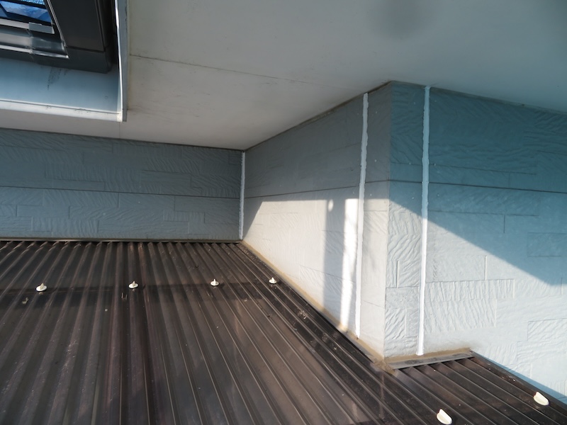 神奈川県横須賀市　M様邸　屋根塗装・外壁塗装工事　軒天井の上塗り　ケンエースG-Ⅱ仕上げ