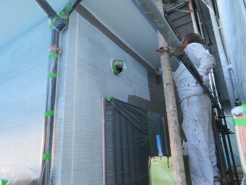 神奈川県横須賀市　M様邸　屋根塗装・外壁塗装工事　外壁の下塗り　アレスダイナミックフィラー塗布