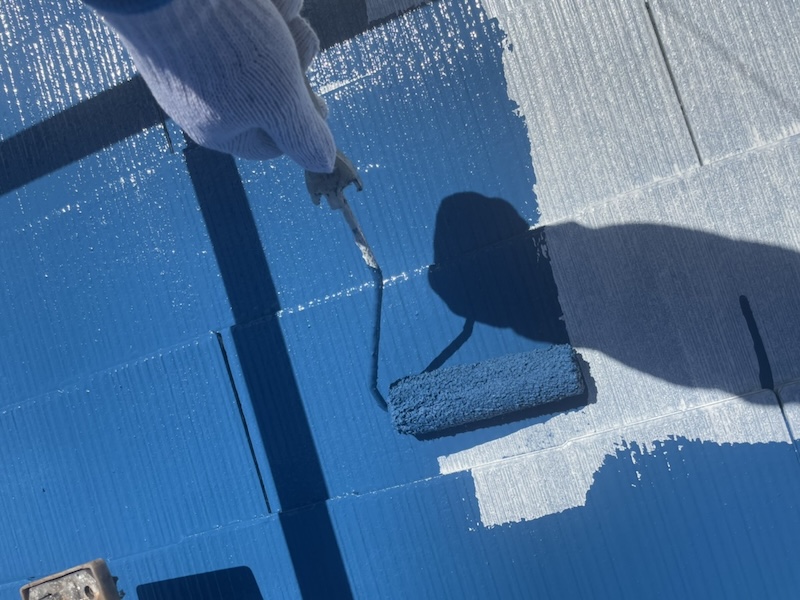 神奈川県三浦郡葉山町　K様邸　屋根・外壁塗装工事　スレート屋根の中塗り
