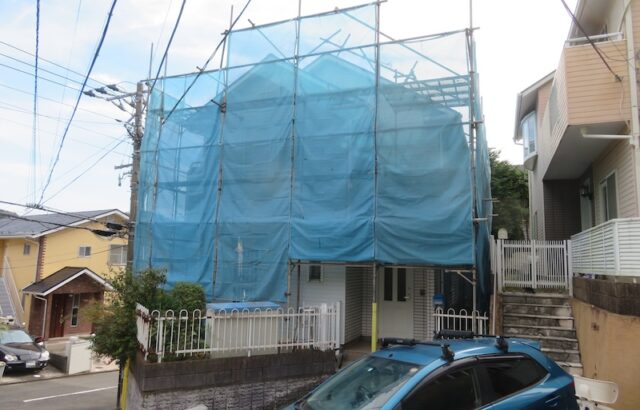 神奈川県三浦郡葉山町　K様邸　屋根・外壁塗装工事　ビケ足場・屋根足場の組み立て設置