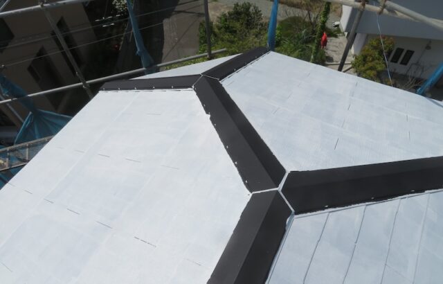 神奈川県横浜市　Z様邸　屋根塗装工事　屋根の下塗り工程